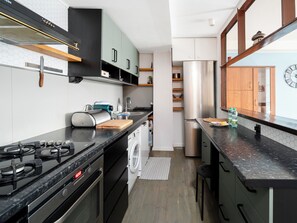 Frigorifero, microonde, forno, piano cottura