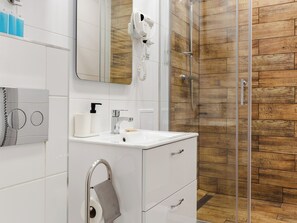Shower, hair dryer, towels - Głęboka Harmony Studio (Gdańsk)