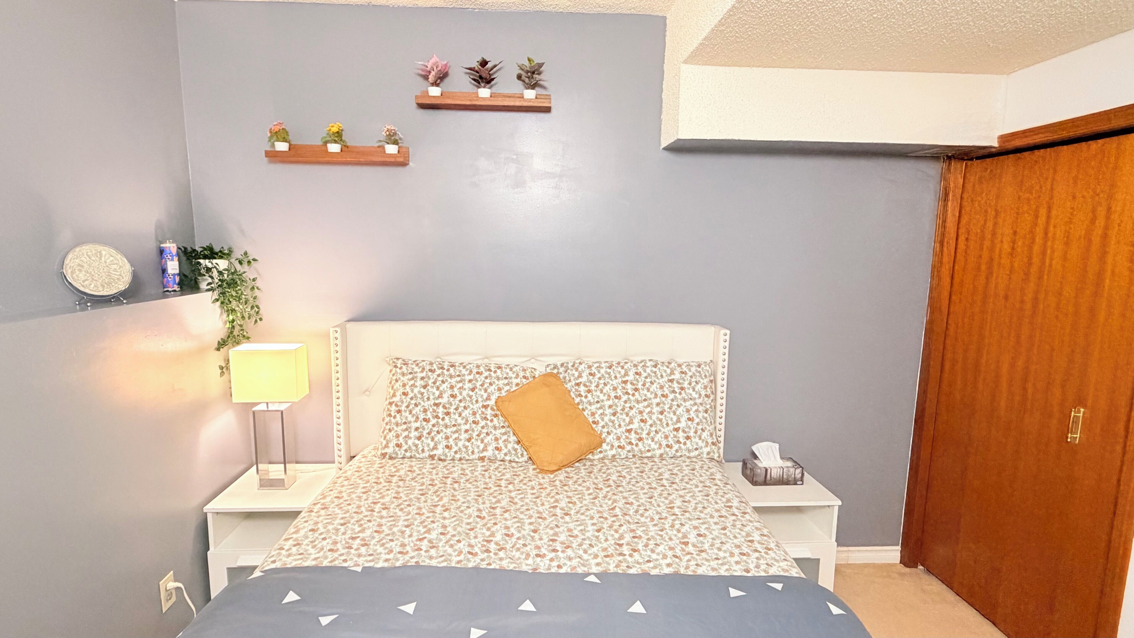 Tabla de planchar con plancha, wifi y ropa de cama 