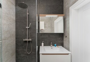 Shower, hair dryer, towels - Wiślane Tarasy 2.0 Modern Space Studio (Kraków)
