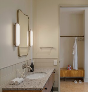 Free toiletries, hair dryer, slippers, towels - Owston Hotel (Fremantle)