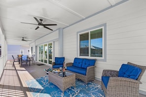 Outdoor dining - Gulf Access, Walk to the Beach, Heated Pool - The Fabulous Flamingo - Roelens (Fort Myers Beach)