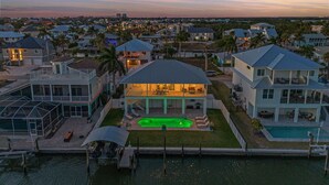Una zona residenziale con case, una piscina e un molo.