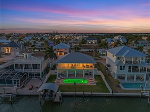 A residential area with houses, a swimming pool, and a dock. - Gulf Access, Walk to the Beach, Heated Pool - The Fabulous Flamingo - Roelens (Fort Myers Beach)