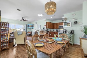 Dining - LOCATION!, Minutes to the Beach & Pool - Sandy Toes Cottage - Roelens (Fort Myers Beach)