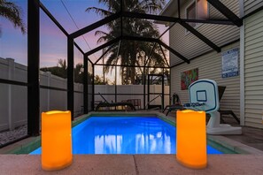 A heated pool - LOCATION!, Minutes to the Beach & Pool - Sandy Toes Cottage - Roelens (Fort Myers Beach)