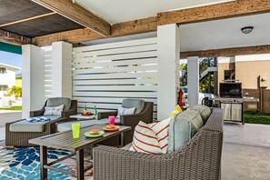 Outdoor dining - LOCATION!, Minutes to the Beach & Pool - Sandy Toes Cottage - Roelens (Fort Myers Beach)