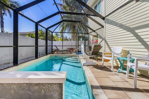 A heated pool - LOCATION!, Minutes to the Beach & Pool - Sandy Toes Cottage - Roelens (Fort Myers Beach)