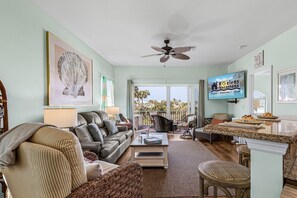 Smart TV - LOCATION!, Minutes to the Beach & Pool - Sandy Toes Cottage - Roelens (Fort Myers Beach)