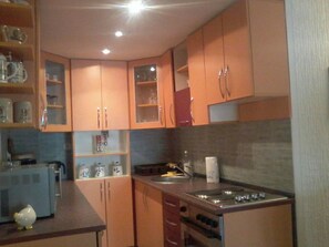 Fridge, microwave, oven, cookware/dishes/utensils - Ferienvilla mit Blick auf das Wasser by Interhome (Przno)