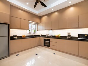 Jääkaappi, mikroaaltouuni, uuni, keittoastiat/astiat/ruokailuvälineet