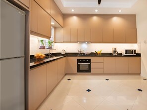 Jääkaappi, mikroaaltouuni, uuni, keittoastiat/astiat/ruokailuvälineet