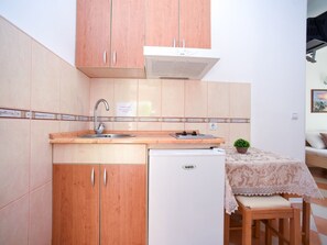Fridge, cookware/dishes/utensils - Studio für 4 Personen by Interhome (Tivat)