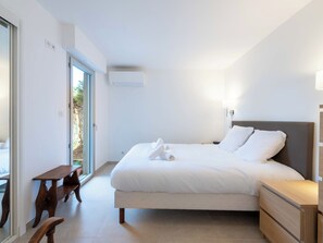 Iron/ironing board, WiFi, bed sheets - Ground-Floor 2 Br - Near Centre & Beaches (Cannes)