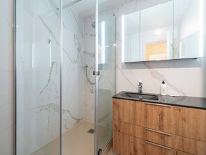 Shower, hair dryer, towels - Ground-Floor 2 Br - Near Centre & Beaches (Cannes)