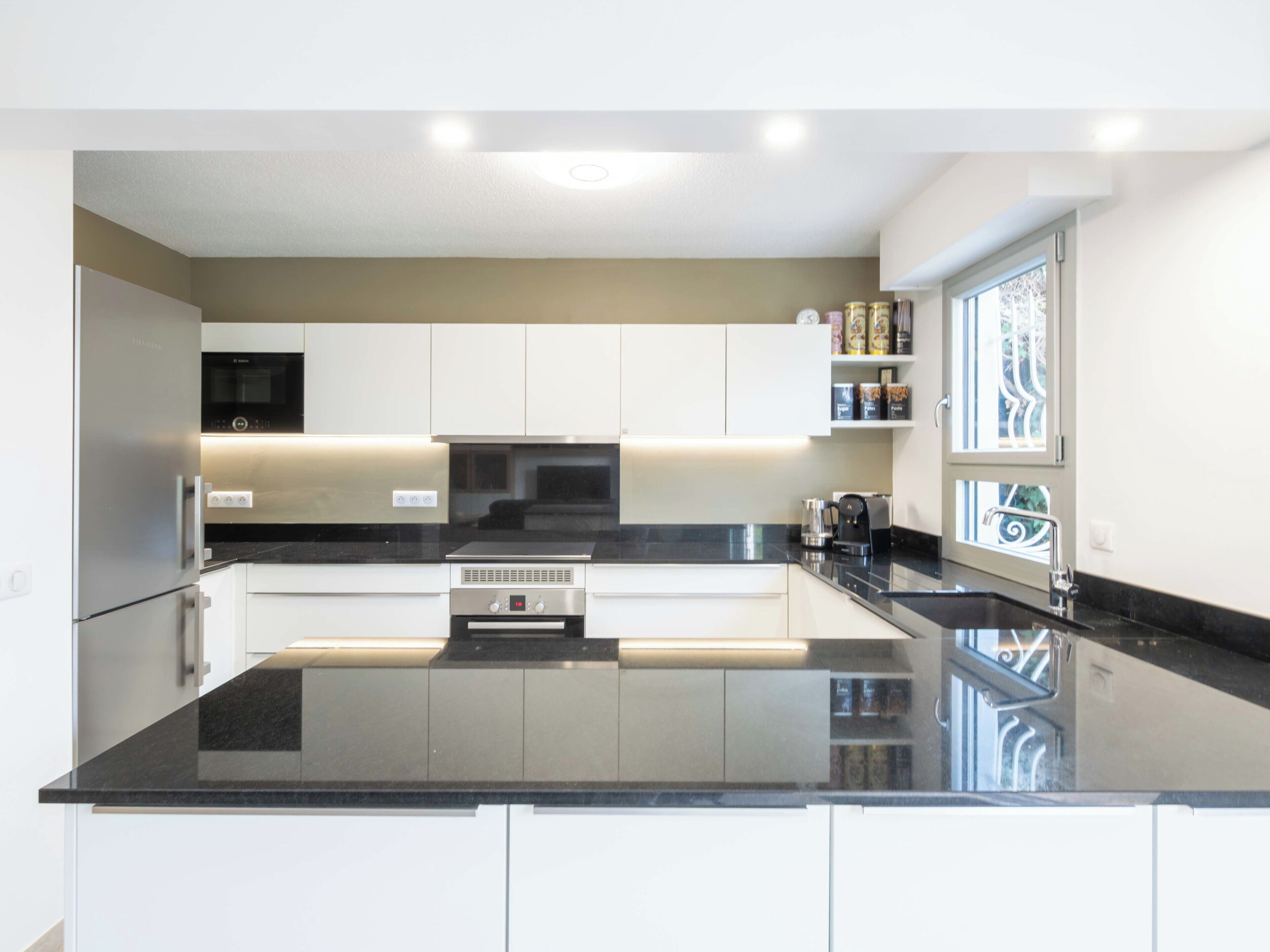 Refrigerador, microondas, horno y lavavajillas 