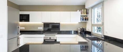 Réfrigérateur, micro-ondes, four, lave-vaisselle