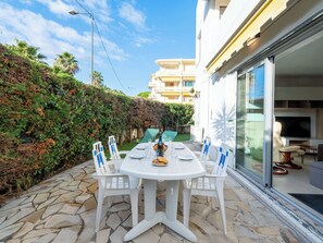 Outdoor dining - Ground-Floor 2 Br - Near Centre & Beaches (Cannes)