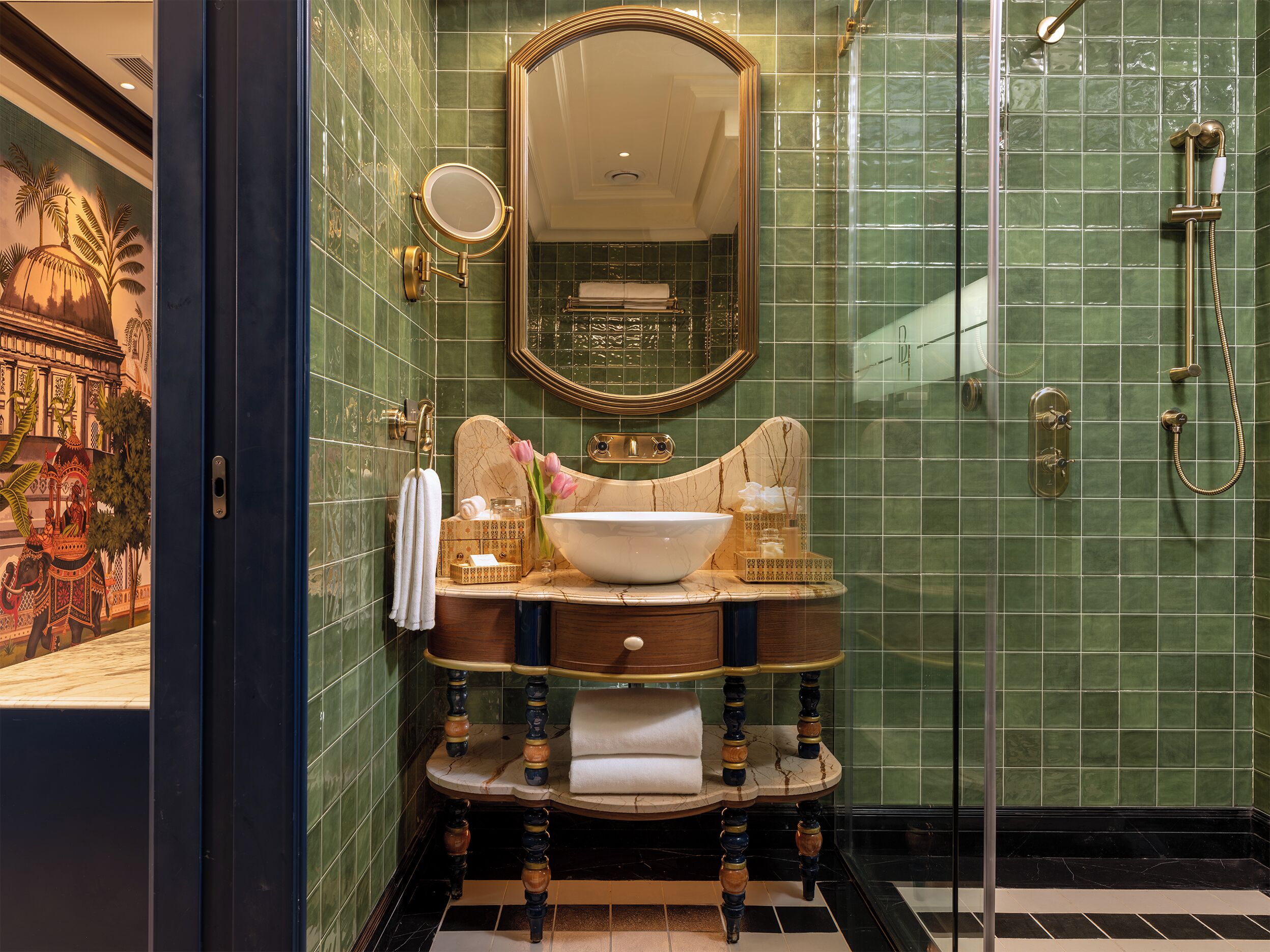 Luxury Room | Bathroom | Shower, rainfall showerhead, free toiletries, hair dryer
