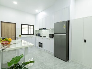 Réfrigérateur, micro-ondes, four