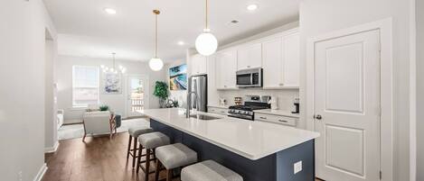 Frigorifero, microonde, forno, piano cottura