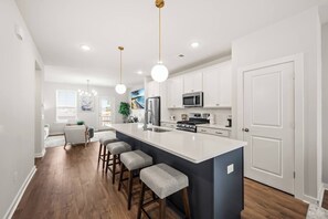 冰箱、微波炉、烤箱、炉灶