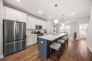 Fridge, microwave, oven, stovetop - Holiday at Southern Magnolia Retreat (Summerville)