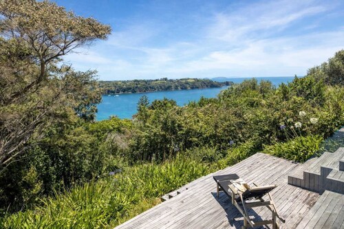 Pat's Bach - Elevated Bay Views Over Little Oneroa