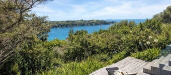 Pat's Bach - Elevated Bay Views Over Little Oneroa