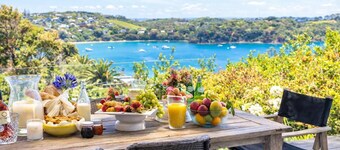 Pat's Bach - Elevated Bay Views Over Little Oneroa