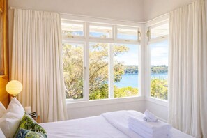 Tabla de planchar con plancha, wifi y ropa de cama 