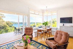 Televisión, chimenea y estéreo 