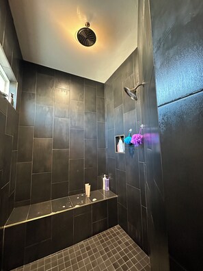 Douche, sèche-cheveux, serviettes fournies, savon
