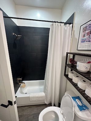 Dusche, Haartrockner, Handtücher, Seife