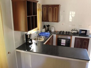 Fridge, microwave, oven, cookware/dishes/utensils - Charmante Ferienwohnung in Grand Anse mit Grill by Interhome (Beau Vallon)