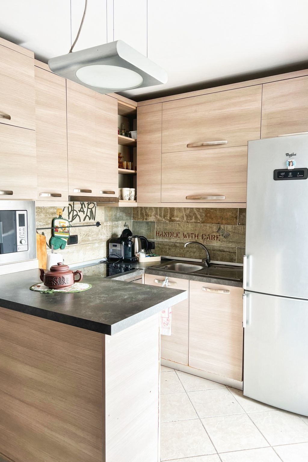 Frigorífico, microondas y utensilios de cocina