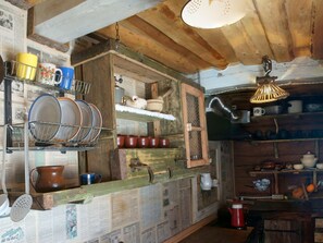 Kühlschrank, Ofen, Kochgeschirr/Geschirr/Besteck