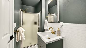 Premium House, 3 Bedrooms, Pets allowed | Bathroom