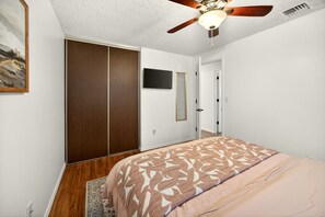 Cortinas blackout, tabla de planchar con plancha y wifi gratis 