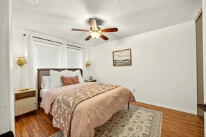 Blackout curtains, iron/ironing board, free WiFi - Starwood Sanctuary (Medford)