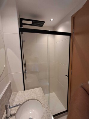 Dusche, Handtücher, Toilettenpapier