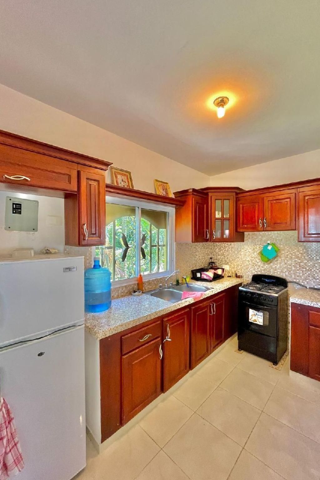 Køleskab, ovn, køkkentøj/tallerkener/redskaber