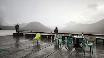 Una scrivania, Wi-Fi gratuito