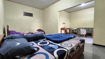 Family Room | Desk, free WiFi