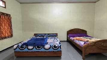 Family Room | Desk, free WiFi