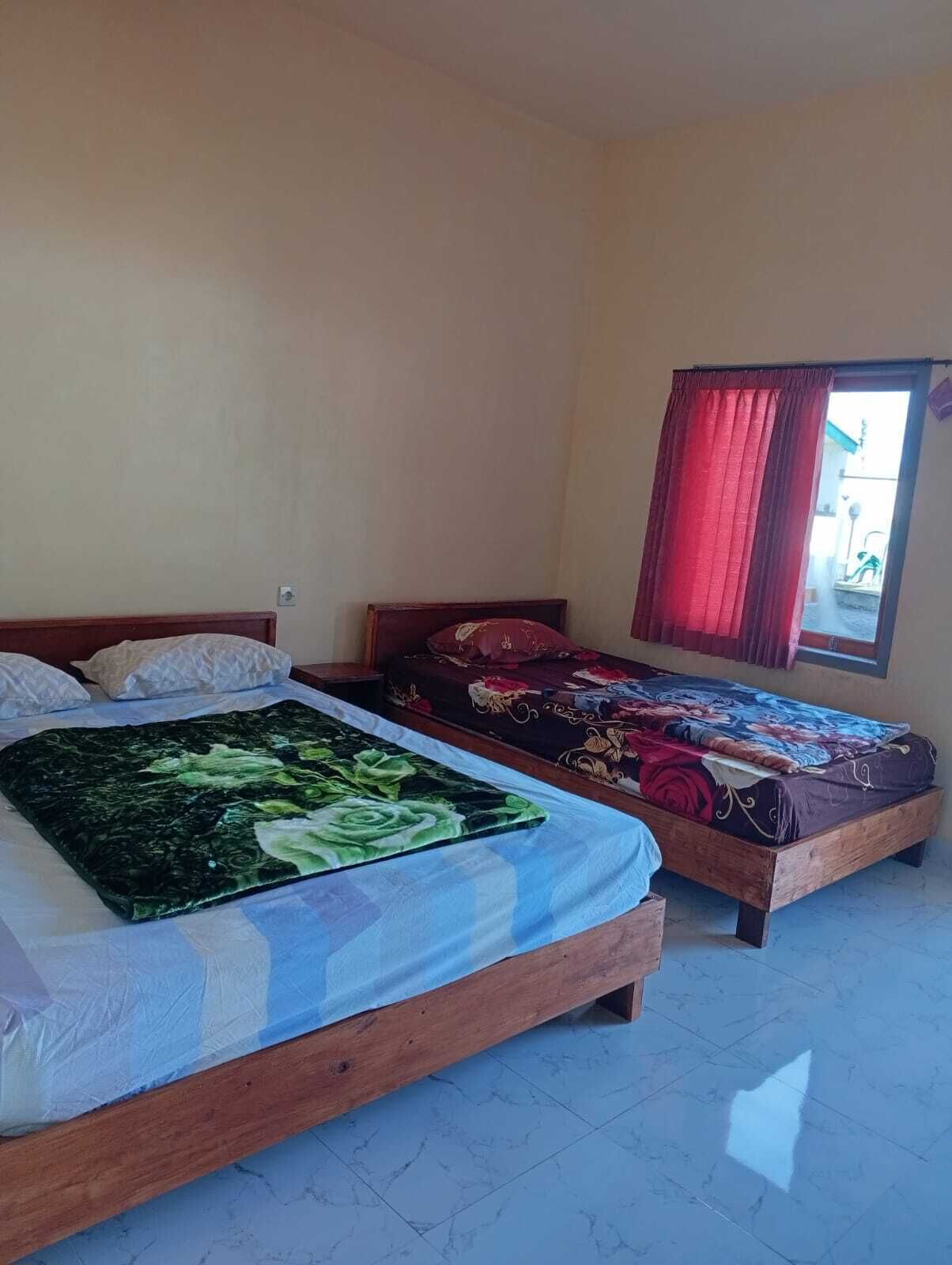 Triple Room | Desk, free WiFi