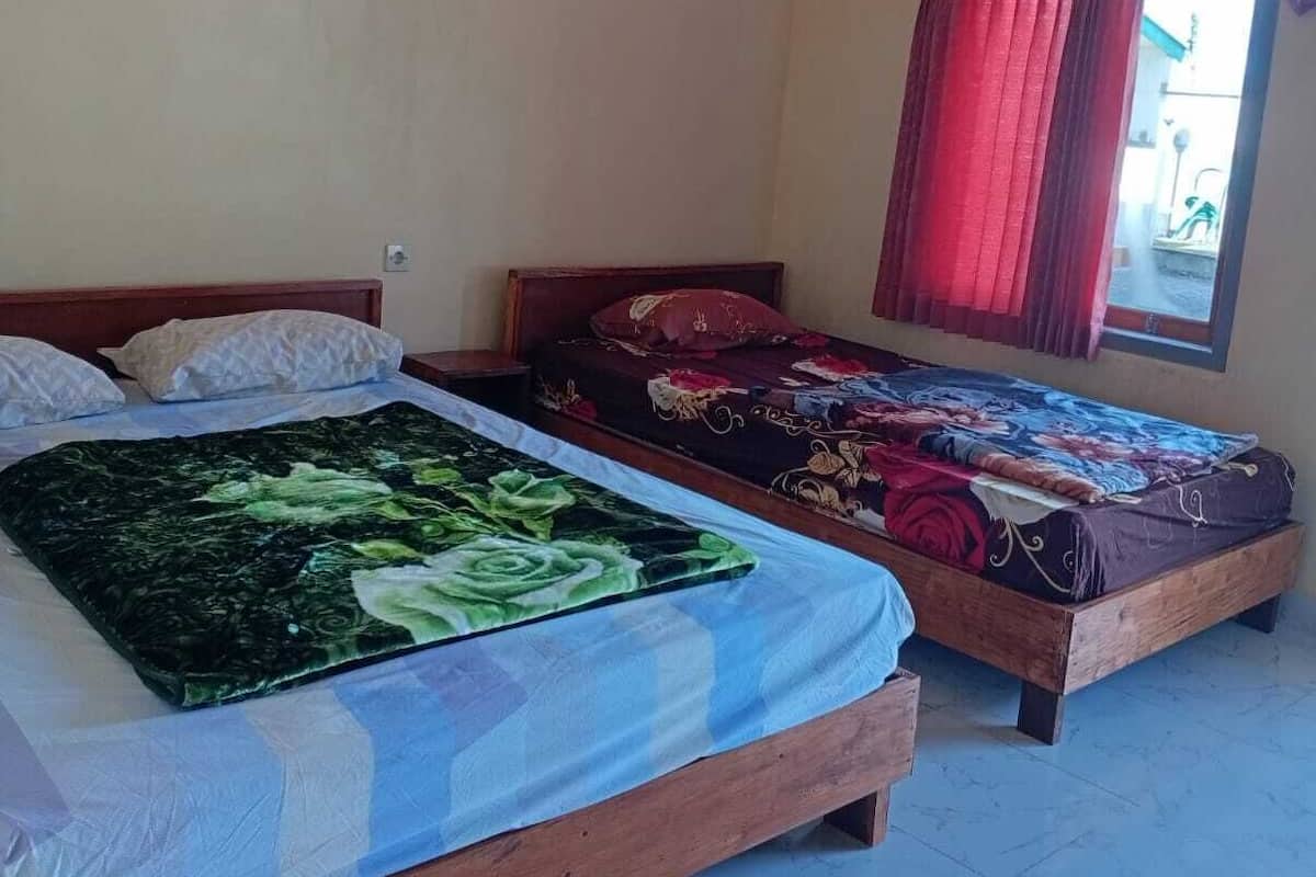 Triple Room | Desk, WiFi (free)