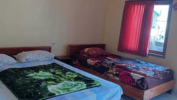 Triple Room | Desk, free WiFi