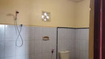 Doppia Deluxe | Bagno | Doccia, set di cortesia gratuito, asciugamani, carta igienica