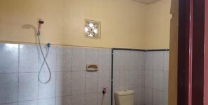 Deluxe Double Room | Bathroom | Shower, free toiletries, towels, toilet paper - Tengger Bromo Villa (Ngadisari)